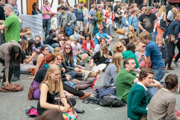 Das 39. Saarbrücker Altstadtfest geht am Sonntag (30.06.2013) mit einem großen Rahmenprogramm für Jung und Alt zu Ende. Im Bild: Der Poetry Slam lockt zahlreiche Besucher an den St. Johanner Markt. Unter den Rednern ist auch Robin Mesarosch aus Stuttgart.
