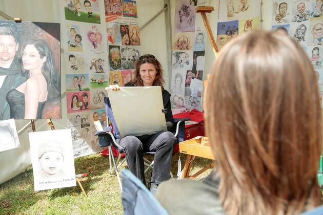 Das 39. Saarbrücker Altstadtfest geht am Sonntag (30.06.2013) mit einem großen Rahmenprogramm für Jung und Alt zu Ende. Im Bild: Die Künstlerin und Diplom Designerin, Gaby Wolff aus Saarbrücken, malt im Künstlerbereich Montmartre Portraits von Besuchern.