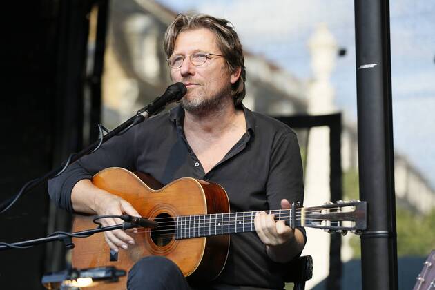 Das 39. Saarbrücker Altstadtfest geht am Sonntag (30.06.2013) mit einem großen Rahmenprogramm für Jung und Alt zu Ende. Im Bild: Auftritt von Sänger und Schauspieler Michael Fitz, der früher den Kommissar Carlo Menzinger im Münchner Tatort spielte.