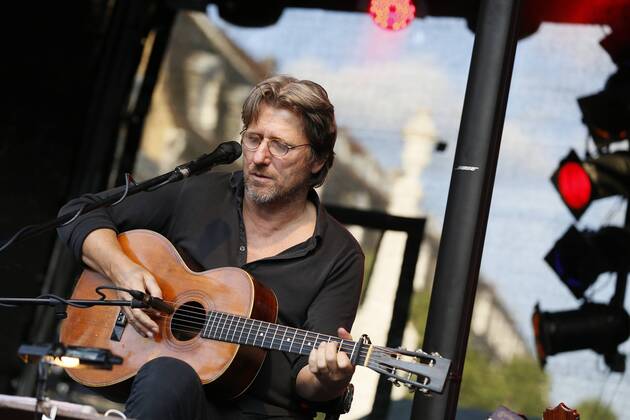 Das 39. Saarbrücker Altstadtfest geht am Sonntag (30.06.2013) mit einem großen Rahmenprogramm für Jung und Alt zu Ende. Im Bild: Auftritt von Sänger und Schauspieler Michael Fitz, der früher den Kommissar Carlo Menzinger im Münchner Tatort spielte.
