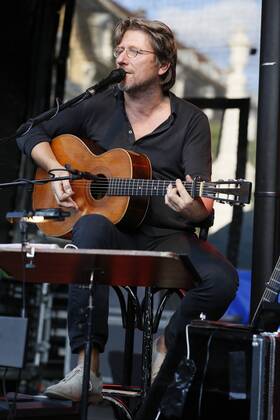Das 39. Saarbrücker Altstadtfest geht am Sonntag (30.06.2013) mit einem großen Rahmenprogramm für Jung und Alt zu Ende. Im Bild: Auftritt von Sänger und Schauspieler Michael Fitz, der früher den Kommissar Carlo Menzinger im Münchner Tatort spielte.