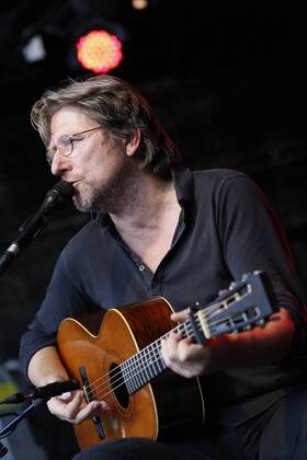 Das 39. Saarbrücker Altstadtfest geht am Sonntag (30.06.2013) mit einem großen Rahmenprogramm für Jung und Alt zu Ende. Im Bild: Auftritt von Sänger und Schauspieler Michael Fitz, der früher den Kommissar Carlo Menzinger im Münchner Tatort spielte.