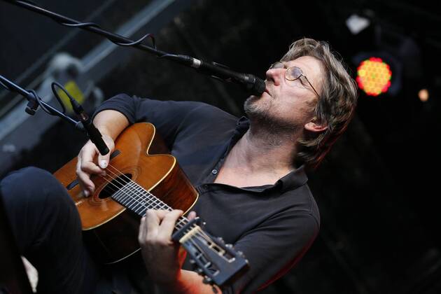 Das 39. Saarbrücker Altstadtfest geht am Sonntag (30.06.2013) mit einem großen Rahmenprogramm für Jung und Alt zu Ende. Im Bild: Auftritt von Sänger und Schauspieler Michael Fitz, der früher den Kommissar Carlo Menzinger im Münchner Tatort spielte.