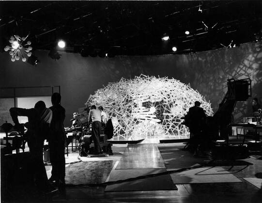 A world wide report on Scientific Research. The first programme in the BBC TV series What is Life? In which the scientist looked at the living cell and the mysteries of the origins of life on earth, was introduced by Proffessor Michael Swann and Raymond Baxter on BBC TV This picture shows the famous Upjohn model of a cell inside the studio. The cell was flown from Chicago and featured in What is Life? , Fernsehen, Fernsehshow, Fernsehstar, Fernseher UnitedArchives00101473 