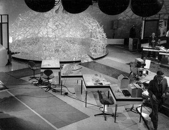 A world wide report on Scientific Research. The first programme in the BBC TV series What is Life? In which the scientist looked at the living cell and the mysteries of the origins of life on earth, was introduced by Proffessor Michael Swann and Raymond Baxter on BBC TV This picture shows the famous Upjohn model of a cell inside the studio. The cell was flown from Chicago and featured in What is Life? 1959, Fernsehen, Fernsehshow, Fernsehstar, Fernseher UnitedArchives00101480 