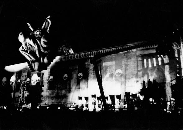 The Wall, Rock Performance by Pink Floyd in Berlin 21st July 1990. A huge pig pulled down a wall from plastics once more: the happeneing took place on the former Potsdamer Platz which was inaccessible since 1961. UnitedArchives00343704 