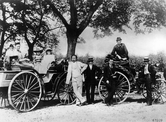 Karl Benz, light suit, with his family and friend Von Liebig in the right hand car, on a car trip 1894 Benz, Carl Friedrich (also Karl Benz) German automotive inventor _1844-1929 UnitedArchives00924327 