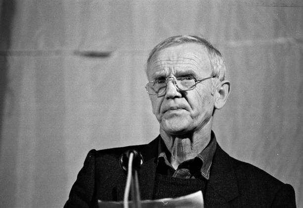 In der Ost-Berliner Erlöserkirche fand im Oktober 1989 eine Veranstaltung statt unter dem Motto: Gegen den Schlaf der Vernunft . Mitwirkende waren Schriftsteller, Autoren, Künstler der DDR. Hier am Mikrofon Günter de Bruyn. DER ABDRUCK DES EPD-FOTOS IST HONORARPFLICHTIG! Günter de Bruyn, Erlöserkirche Ost-Berlin 1989 325516 EDITORIAL USE ONLY