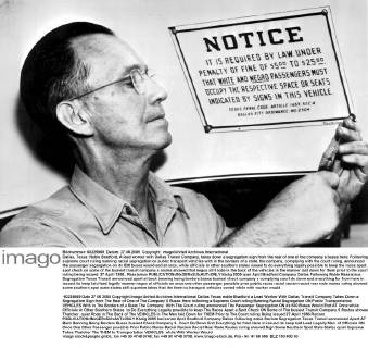 Dallas, Texas: Noble Bradford, A lead worker with Dallas Transit Company, takes down a segregation sign from the rear of one of the company s buses here. Following a supreme court ruling banning racial segregation on public transport vehicles with in the borders of a state, the company, complying with the court ruling, announced the passenger segregation on its 530 buses would end at once, while officials in other southern states vowed to do everything legally possible to keep the races apart. A spot check on some of the busiest transit company s routes showed that negos still rode in the back of the vehicles in the manner laid down for them prior to the court ruling being issued. 27 April 1956., Rassismus  UnitedArchives01023604