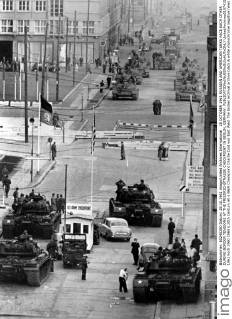 28 OCTOBER 1961 RUSSIAN AND AMERICAN TANKS FACE EACH OTHER DURING BORDER TENSIONS AT THE FRIEDRICHSTRASSE CHECKPOINT IN BERLIN, GERMANY.  UnitedArchives01074158