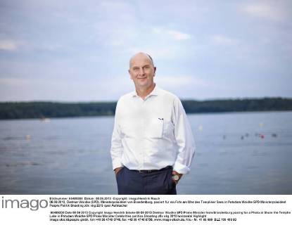 08.09.2013, Dietmar Woidke (SPD), Ministerpräsident von Brandenburg, posiert für ein Foto am Ufer des Templiner Sees in Potsdam Woidke SPD Ministerpräsident