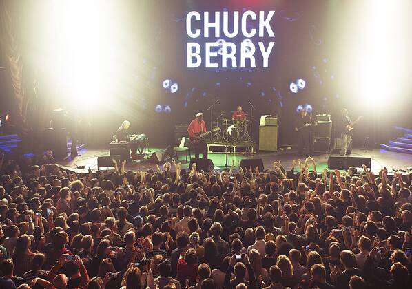ITAR-TASS: MOSCOW, RUSSIA. OCTOBER 20, 2013. American guitarist, singer and songwriter Chuck Berry (C background) performing at Izvestia Hall.  RE12D47E