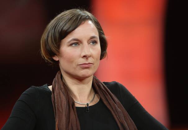 Juli Zeh (Schriftstellerin, Juristin) in der ARD-Talkshow GÜNTHER JAUCH am 27.10.2013 in Berlin Thema der Sendung: Handy-Alarm im Kanzleramt - machtlos gegen Amerikas Spitzel?