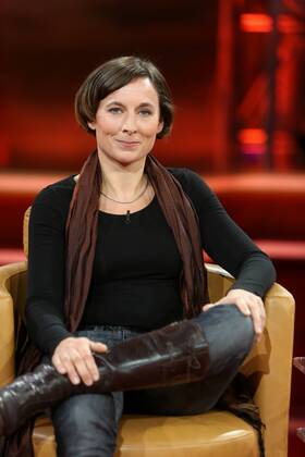 Juli Zeh (Schriftstellerin, Juristin) in der ARD-Talkshow GÜNTHER JAUCH am 27.10.2013 in Berlin Thema der Sendung: Handy-Alarm im Kanzleramt Ð machtlos gegen Amerikas Spitzel?