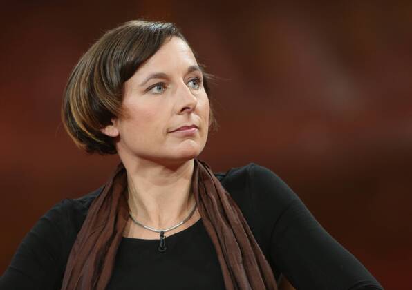 Juli Zeh (Schriftstellerin, Juristin) in der ARD-Talkshow GÜNTHER JAUCH am 27.10.2013 in Berlin Thema der Sendung: Handy-Alarm im Kanzleramt Ð machtlos gegen Amerikas Spitzel?