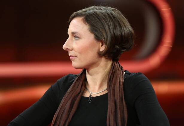 Juli Zeh (Schriftstellerin, Juristin) in der ARD-Talkshow GÜNTHER JAUCH am 27.10.2013 in Berlin Thema der Sendung: Handy-Alarm im Kanzleramt Ð machtlos gegen Amerikas Spitzel?