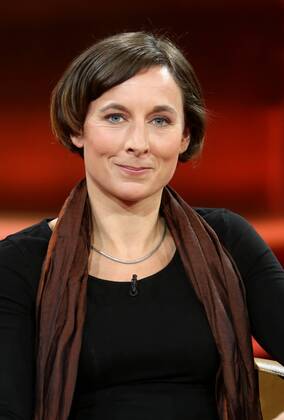 Juli Zeh (Schriftstellerin, Juristin) in der ARD-Talkshow GÜNTHER JAUCH am 27.10.2013 in Berlin Thema der Sendung: Handy-Alarm im Kanzleramt Ð machtlos gegen Amerikas Spitzel?