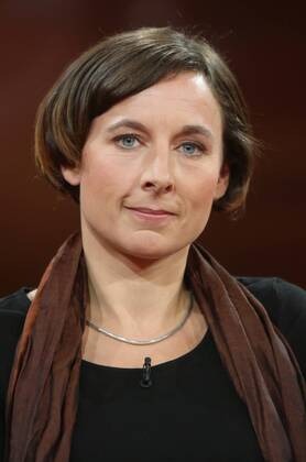 Juli Zeh (Schriftstellerin, Juristin) in der ARD-Talkshow GÜNTHER JAUCH am 27.10.2013 in Berlin Thema der Sendung: Handy-Alarm im Kanzleramt Ð machtlos gegen Amerikas Spitzel?
