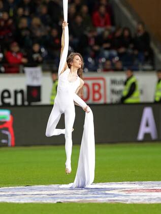 02.11.2013, xovx, Fussball 1.Bundesliga, Eintracht Frankfurt - VfL Wolfsburg, Seilkünstlerin Erika Lafay, Freisteller. Foto: Huebner Vogler Fussball 1.Bundesliga, Eintracht Frankfurt - VfL Wolfsburg