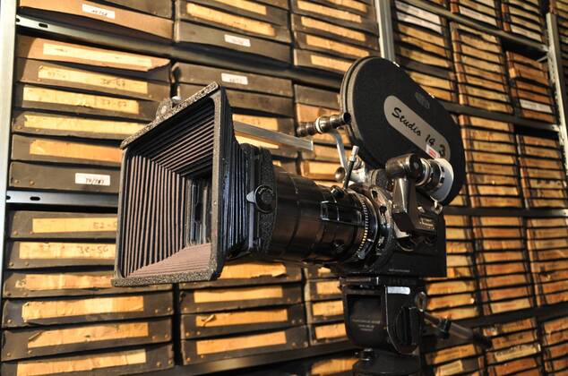 Feature Symbol: Arriflex-Kamera 08 11 mapo Arri Flex Filmkamera Film Modell BF analog analoge Filmtechnik Kino Wochenschau Wochenschauen Filme cine camera quer