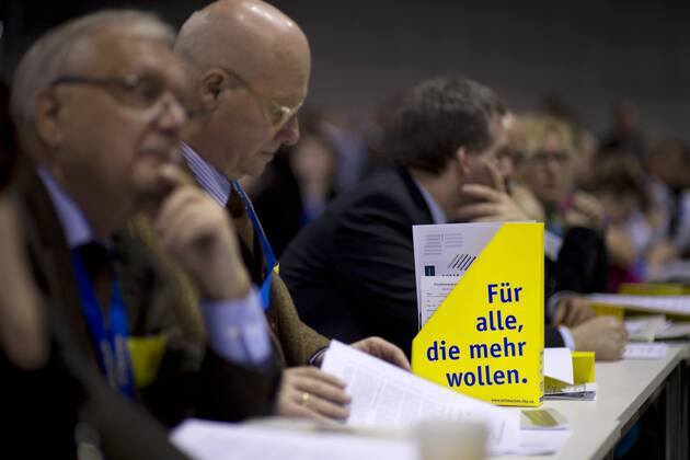 FDP Parteitag DEU, Deutschland, Germany, Berlin, 07.12.2013 Mappe mit Slogan Für Alle, Die Mehr wollen, auf dem Bundesparteitag der FDP in Berlin. Bundesparteitag, Bundespolitik, Parteipolitik, Deutsche Politik, Europa, 2013, Freie Demokratische Partei, Parteitag, F.D.P., Symbol, Symbolbild, Symbolfoto, symbolisch. Slogan of the FDP in Schleswig-Holstein, at a party convent of the FDP in Berlin. Politics, Germany, German, Politician, Europe