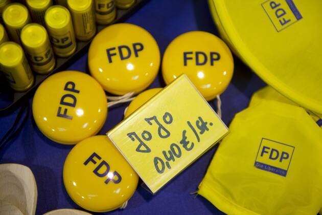 FDP Parteitag DEU, Deutschland, Germany, Berlin, 07.12.2013 Verkauf von Werbematerialien JoJo auf dem Bundesparteitag der FDP in Berlin. Bundesparteitag, Bundespolitik, Parteipolitik, Deutsche Politik, Europa, 2013, Freie Demokratische Partei, Parteitag, F.D.P., Symbol, Symbolbild, Symbolfoto, symbolisch. Advertisment souvenirs for sale at a party convent of the FDP in Berlin. Politics, Germany, German, Politician, Europe