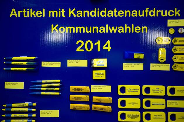 FDP Parteitag DEU, Deutschland, Germany, Berlin, 07.12.2013 Verkauf von Werbematerialien für die Kommunalwaheln 2014 auf dem Bundesparteitag der FDP in Berlin. Bundesparteitag, Bundespolitik, Parteipolitik, Deutsche Politik, Europa, 2013, Freie Demokratische Partei, Parteitag, F.D.P., Symbol, Symbolbild, Symbolfoto, symbolisch. Advertisment souvenirs for sale at a party convent of the FDP in Berlin. Politics, Germany, German, Politician, Europe
