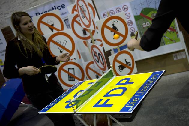 FDP Parteitag DEU, Deutschland, Germany, Berlin, 07.12.2013 Mini Tischtennisplatte mit Logo FDP auf dem Bundesparteitag der FDP in Berlin. Bundesparteitag, Bundespolitik, Parteipolitik, Deutsche Politik, Europa, 2013, Freie Demokratische Partei, Parteitag, F.D.P., Symbol, Symbolbild, Symbolfoto, symbolisch. Symbolic image at a party convent of the FDP in Berlin. Politics, Germany, German, Politician, Europe