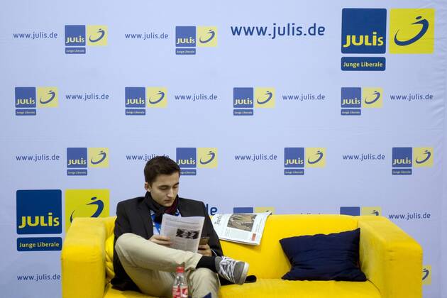 FDP Parteitag DEU, Deutschland, Germany, Berlin, 07.12.2013 Stand der Jugendorganisation Julis, Junge Liberale, auf dem Bundesparteitag der FDP in Berlin. Bundesparteitag, Bundespolitik, Parteipolitik, Deutsche Politik, Europa, 2013, Freie Demokratische Partei, Parteitag, F.D.P., Symbol, Symbolbild, Symbolfoto, symbolisch. Youth organisation Julis at a party convent of the FDP in Berlin. Politics, Germany, German, Politician, Europe.