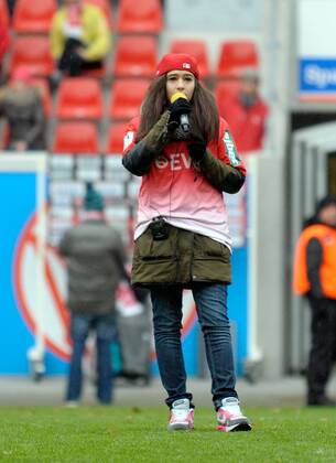 08.12.2013, xpsx, Fussball Regionalliga Südwest, Offenbacher Kickers - TuS Koblenz v.l. Vivian Grisafi (Finalisten RTL Supertalent) sing in der Halbzeit für den OFC Foto: Huebner Scheiber Fussball Regionalliga Südwest, Offenbacher Kickers - TuS Koblenz