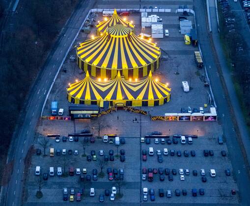 Circuszelt, Weihnachtscircus im Revier, Show Schöne Firetage , Parkplatz E hinter der Westfalenhalle vor der Premiere zum Weihnachtsprogramm, Luftbild von Dortmund, Ruhrgebiet !ACHTUNGxMINDESTHONORARx60xEURO!