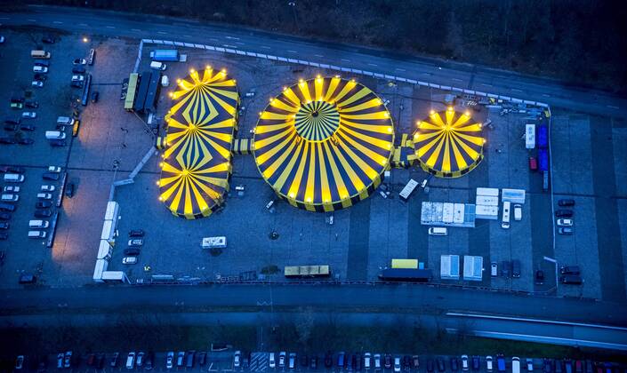 Circuszelt, Weihnachtscircus im Revier, Show Schöne Firetage , Parkplatz E hinter der Westfalenhalle vor der Premiere zum Weihnachtsprogramm, Luftbild von Dortmund, Ruhrgebiet !ACHTUNGxMINDESTHONORARx60xEURO!