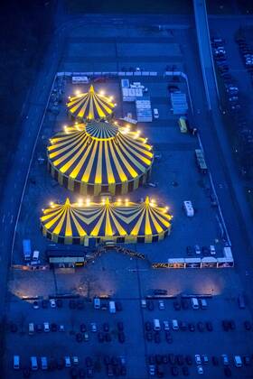 Circuszelt, Weihnachtscircus im Revier, Show Schöne Firetage , Parkplatz E hinter der Westfalenhalle vor der Premiere zum Weihnachtsprogramm, Luftbild von Dortmund, Ruhrgebiet !ACHTUNGxMINDESTHONORARx60xEURO!