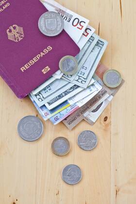 Deutscher Reisepass mit verschiedenen Währungen 1079700634