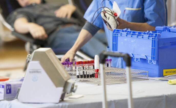 AUT, 2014-03-24; REPORTAGE FEATURE BLUTSPENDEN GESUNDHEIT MEDIZIN: FEATURES BLUTSPENDEDIENST TIROL - MENSCHEN SPENDEN BLUT IN DER VOLKSSCHULE THIERSEE (rights managed);