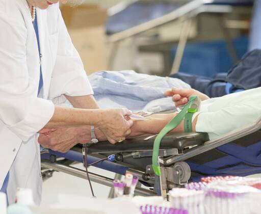 AUT, 2014-03-24; REPORTAGE FEATURE BLUTSPENDEN GESUNDHEIT MEDIZIN: FEATURES BLUTSPENDEDIENST TIROL - MENSCHEN SPENDEN BLUT IN DER VOLKSSCHULE THIERSEE (rights managed);