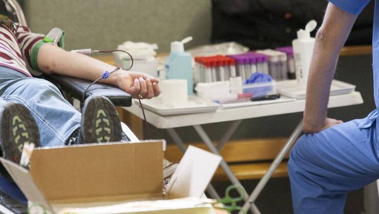 AUT, 2014-03-24; REPORTAGE FEATURE BLUTSPENDEN GESUNDHEIT MEDIZIN: FEATURES BLUTSPENDEDIENST TIROL - MENSCHEN SPENDEN BLUT IN DER VOLKSSCHULE THIERSEE (rights managed);