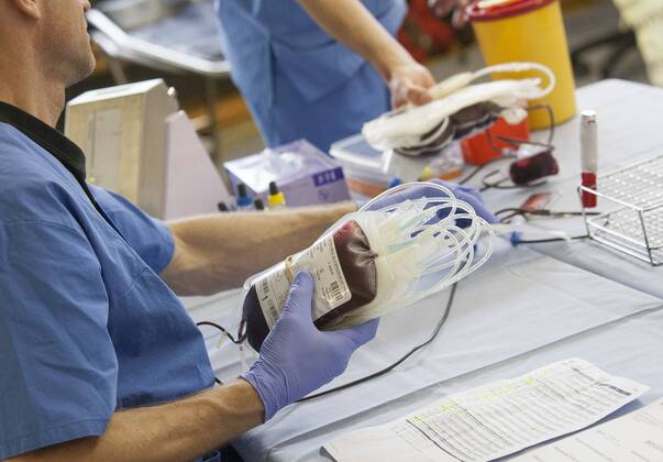 AUT, 2014-03-24; REPORTAGE FEATURE BLUTSPENDEN GESUNDHEIT MEDIZIN: FEATURES BLUTSPENDEDIENST TIROL - MENSCHEN SPENDEN BLUT IN DER VOLKSSCHULE THIERSEE (rights managed);