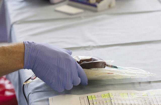 AUT, 2014-03-24; REPORTAGE FEATURE BLUTSPENDEN GESUNDHEIT MEDIZIN: FEATURES BLUTSPENDEDIENST TIROL - MENSCHEN SPENDEN BLUT IN DER VOLKSSCHULE THIERSEE (rights managed);