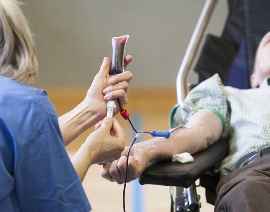 AUT, 2014-03-24; REPORTAGE FEATURE BLUTSPENDEN GESUNDHEIT MEDIZIN: FEATURES BLUTSPENDEDIENST TIROL - MENSCHEN SPENDEN BLUT IN DER VOLKSSCHULE THIERSEE (rights managed);