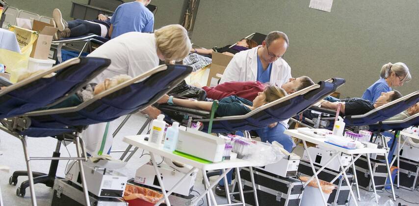 AUT, 2014-03-24; REPORTAGE FEATURE BLUTSPENDEN GESUNDHEIT MEDIZIN: FEATURES BLUTSPENDEDIENST TIROL - MENSCHEN SPENDEN BLUT IN DER VOLKSSCHULE THIERSEE (rights managed);