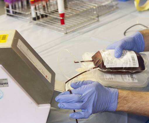 AUT, 2014-03-24; REPORTAGE FEATURE BLUTSPENDEN GESUNDHEIT MEDIZIN: FEATURES BLUTSPENDEDIENST TIROL - MENSCHEN SPENDEN BLUT IN DER VOLKSSCHULE THIERSEE (rights managed);