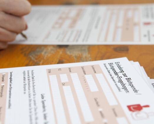 AUT, 2014-03-24; REPORTAGE FEATURE BLUTSPENDEN GESUNDHEIT MEDIZIN: FEATURES BLUTSPENDEDIENST TIROL - MENSCHEN SPENDEN BLUT IN DER VOLKSSCHULE THIERSEE (rights managed);