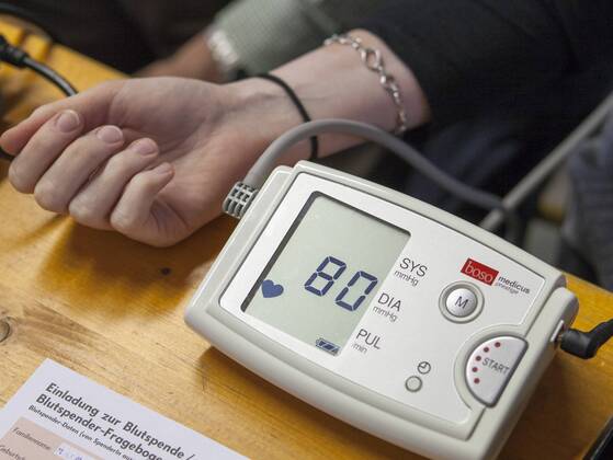 AUT, 2014-03-24; REPORTAGE FEATURE BLUTSPENDEN GESUNDHEIT MEDIZIN: FEATURES BLUTSPENDEDIENST TIROL - MENSCHEN SPENDEN BLUT IN DER VOLKSSCHULE THIERSEE (rights managed);