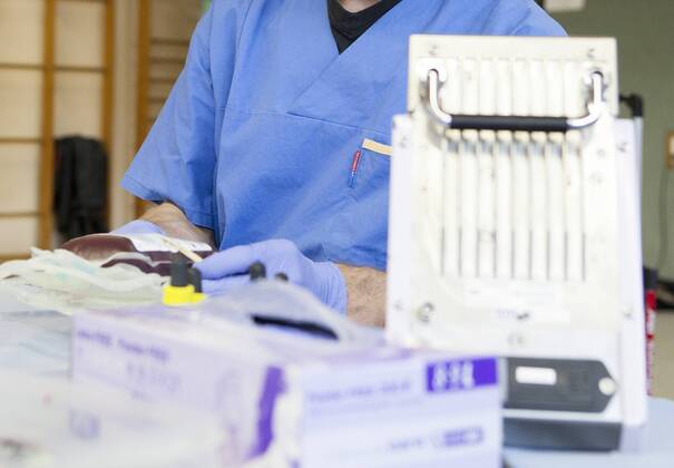 AUT, 2014-03-24; REPORTAGE FEATURE BLUTSPENDEN GESUNDHEIT MEDIZIN: FEATURES BLUTSPENDEDIENST TIROL - MENSCHEN SPENDEN BLUT IN DER VOLKSSCHULE THIERSEE (rights managed);