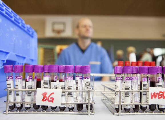AUT, 2014-03-24; REPORTAGE FEATURE BLUTSPENDEN GESUNDHEIT MEDIZIN: FEATURES BLUTSPENDEDIENST TIROL - MENSCHEN SPENDEN BLUT IN DER VOLKSSCHULE THIERSEE (rights managed);