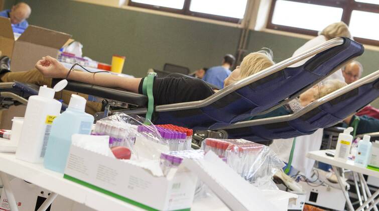 AUT, 2014-03-24; REPORTAGE FEATURE BLUTSPENDEN GESUNDHEIT MEDIZIN: FEATURES BLUTSPENDEDIENST TIROL - MENSCHEN SPENDEN BLUT IN DER VOLKSSCHULE THIERSEE (rights managed);