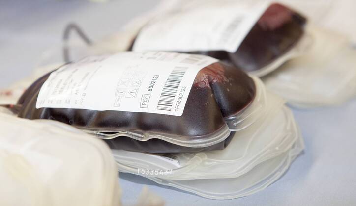 AUT, 2014-03-24; REPORTAGE FEATURE BLUTSPENDEN GESUNDHEIT MEDIZIN: FEATURES BLUTSPENDEDIENST TIROL - MENSCHEN SPENDEN BLUT IN DER VOLKSSCHULE THIERSEE (rights managed);