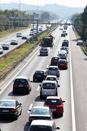 Stau im Verkehr mit Autos auf einer Autobahn Strasse McPBBO McPBBO