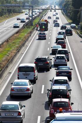 Stau im Verkehr mit Autos auf einer Autobahn Strasse McPBBO McPBBO
